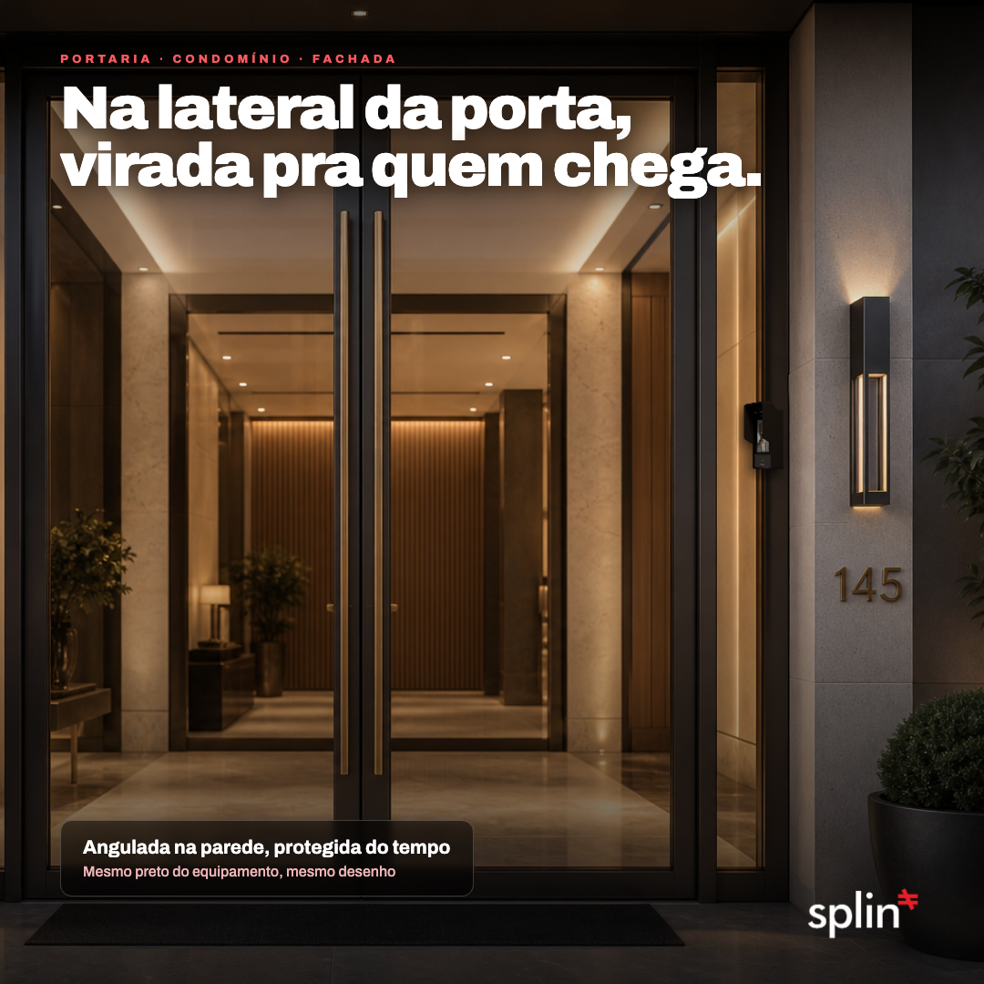 Instalado na lateral da porta, virado para quem chega