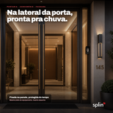 Instalado na lateral da porta, protegido do tempo